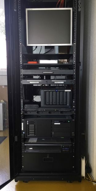 Das IT-Rack nach dem Umbau mit USV, Fujitsu Server und Synology NAS Server