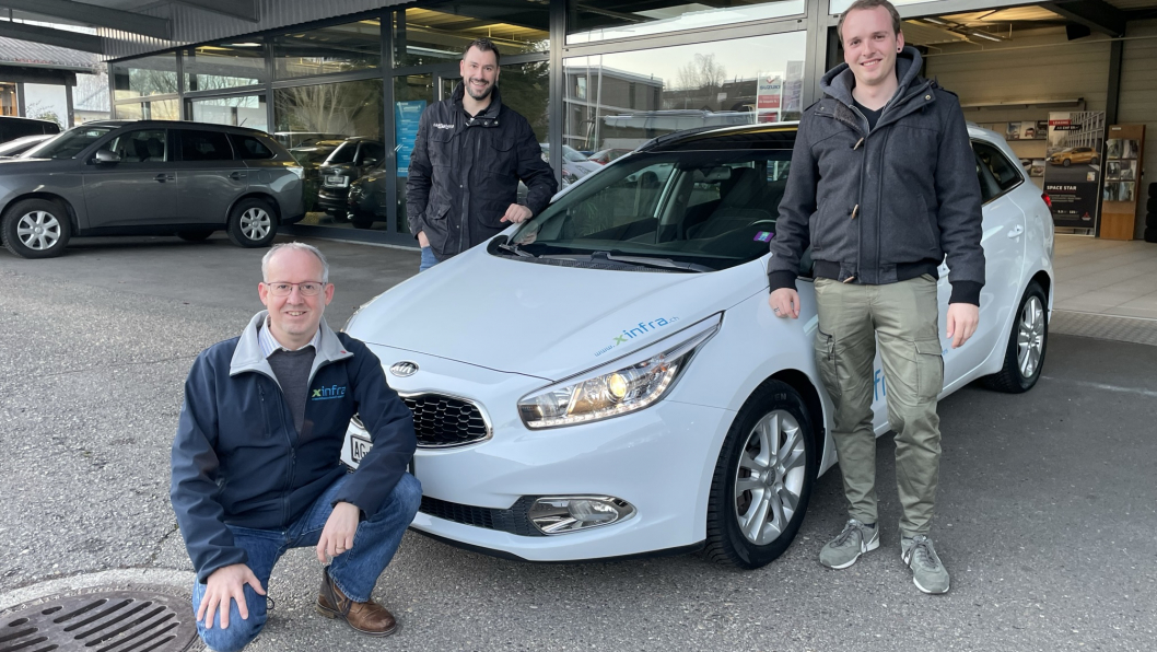 Jan Furter bei der Übergabe seines neuen Firmenautos mit xinfra CEO Marc Fischer und Dominic Schneider von Fahrdynamic